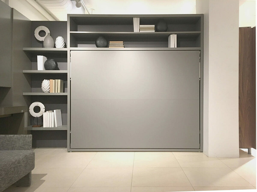 Розкладне ліжко, що ховається в шафу, для створення затишного простору у малогабаритній квартирі.