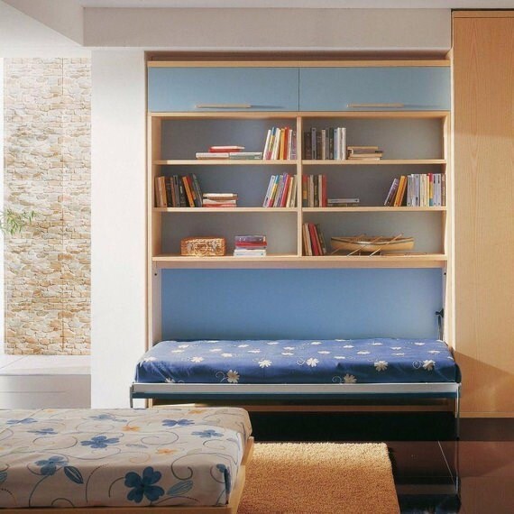 Ергономічне ліжко-трансформер, вбудоване в шафу, для оптимізації простору маленької квартири.