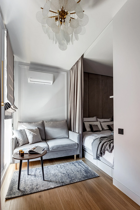 Дизайн спальні 2025 з ліжком з м'яким узголів'ям та теплими кольорами.