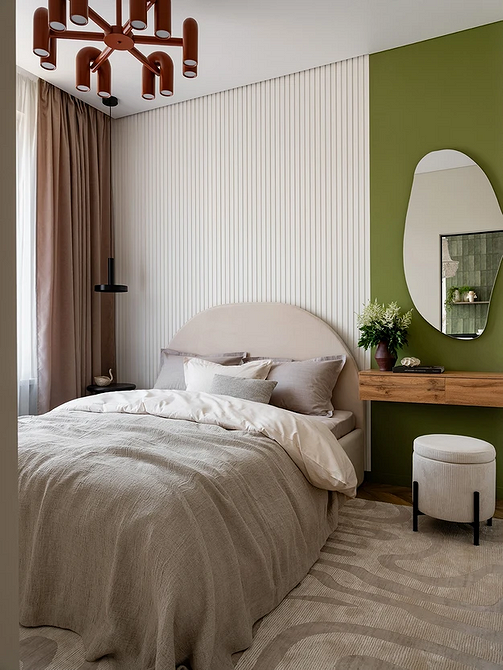 Стильний дизайн спальні 2025: ліжко з м'яким узголів'ям та мінімалістичним декором.