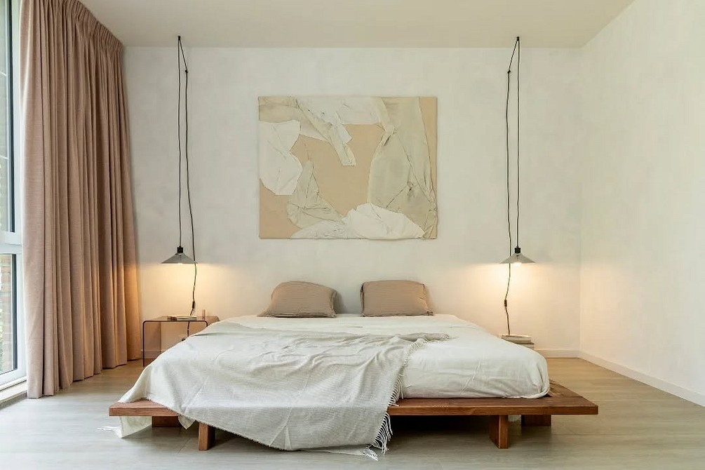 Трендове ліжко 2025 у японському стилі: низька платформа та натуральні матеріали.