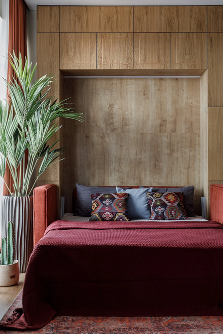 Сучасна спальня з ліжком тренду 2025 року та дерев'яними панелями.