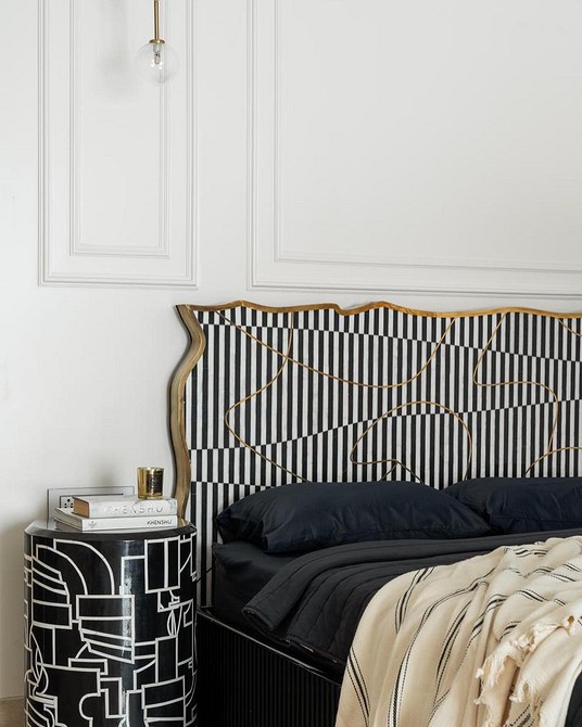 Сучасне узголів'я ліжка з підсвічуванням для створення атмосфери в спальні.