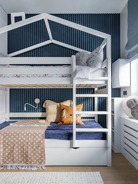 Тренди ліжок 2025: оригінальне двоярусне ліжко для дитячої кімнати з ігровою зоною.