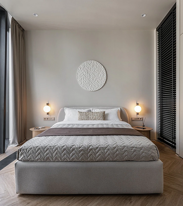 Інтер'єр спальні 2025: мінімалістичне ліжко з дерев'яним узголів'ям в японському стилі.