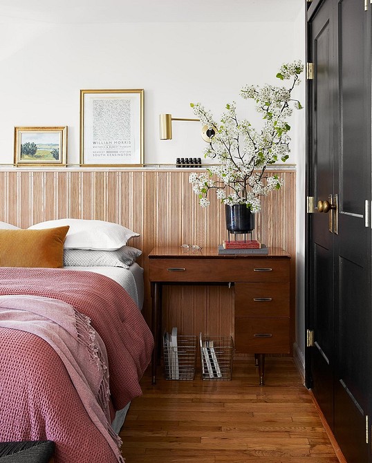 Стильна спальня 2025 з мінімалістичним ліжком та акцентним освітленням.