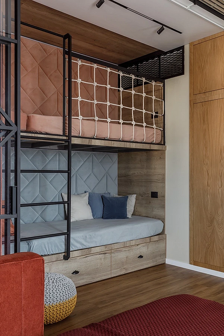 Розкішне ліжко з балдахіном, тренд 2025, для створення романтичної атмосфери.