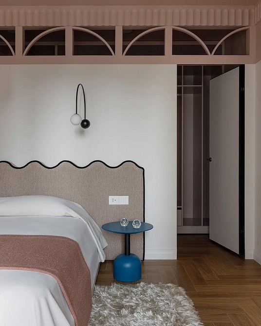 М'яке велюрове узголів'я ліжка: розкішний вигляд та комфорт для вашої спальні.