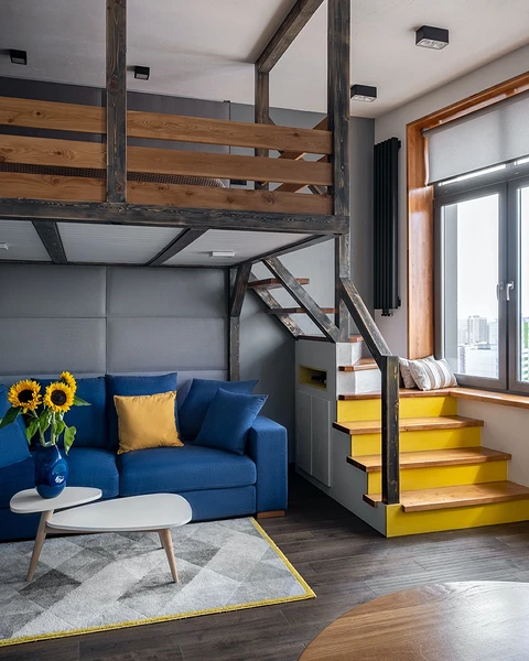 Модні ліжка 2025: ліжко з м'яким велюровим узголів'ям в спальні з акцентною стіною.