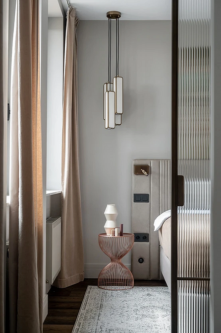 Оригінальне узголів'я ліжка з дерев'яними панелями для унікального дизайну спальні.