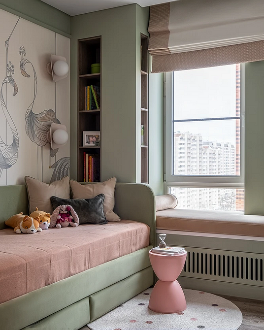 Дизайн спальні 2025: сучасне ліжко з елегантним текстилем.