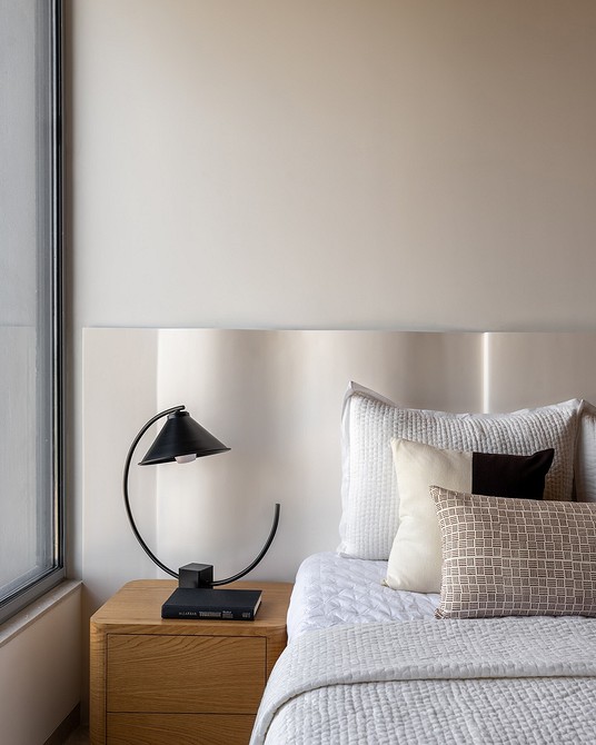 Стильне узголів'я ліжка з м'якою оббивкою для сучасної спальні.