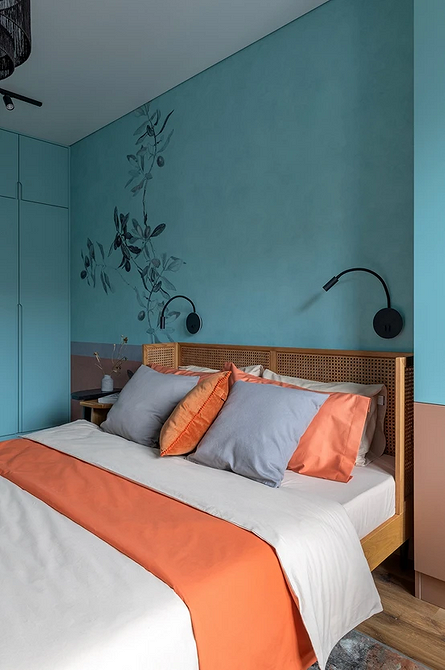 Ліжко з м'яким узголів'ям в пастельних тонах, тренд 2025 для спокійної спальні.