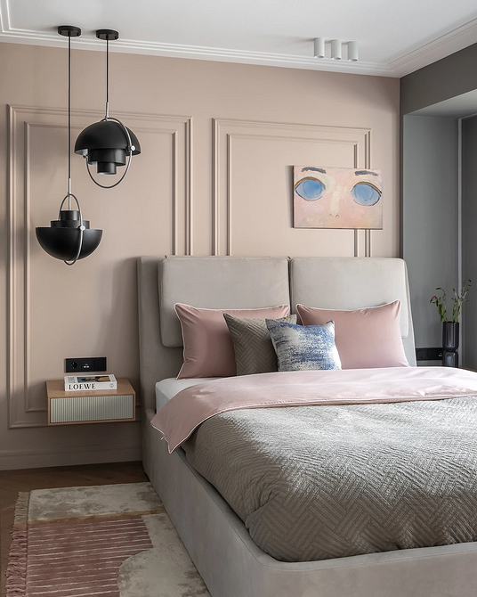 Тренди ліжок 2025: сучасна спальня з ліжком з м'яким узголів'ям та підсвіткою.