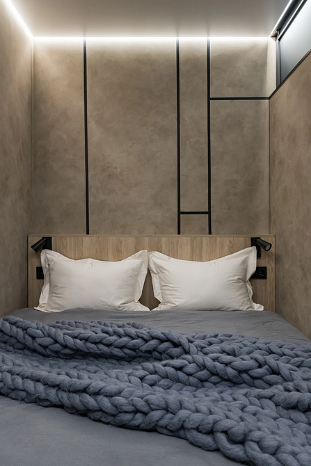 Затишна спальня в еко-стилі з дерев'яним ліжком, тренд 2025 року.