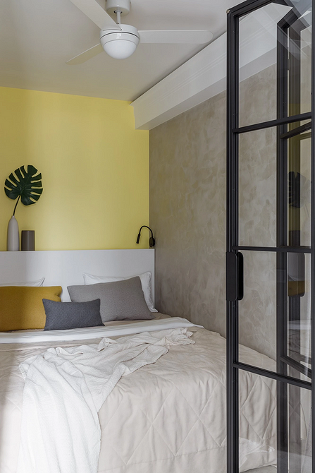 Узголів'я ліжка своїми руками з використанням тканини та м'якої підкладки.