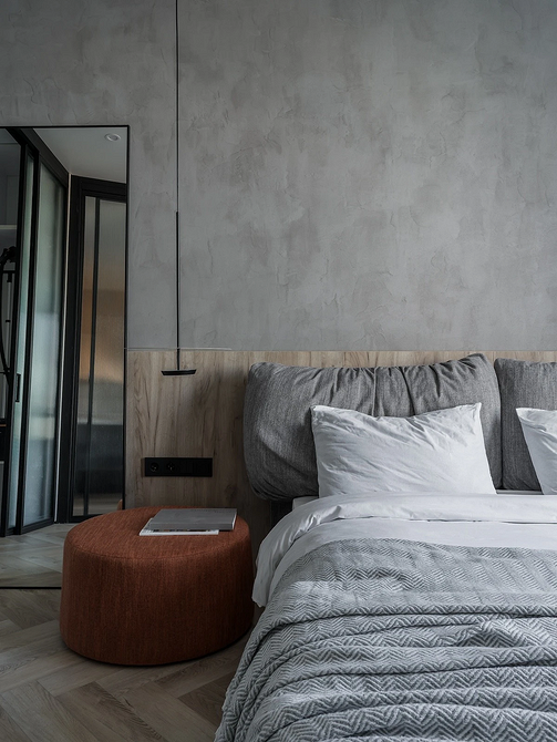 Сучасне ліжко з підсвіткою в мінімалістичній спальні, тренд 2025 року.