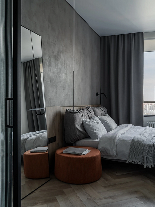 Екодизайн спальні 2025: дерев'яне ліжко з плетеним узголів'ям та натуральним текстилем.