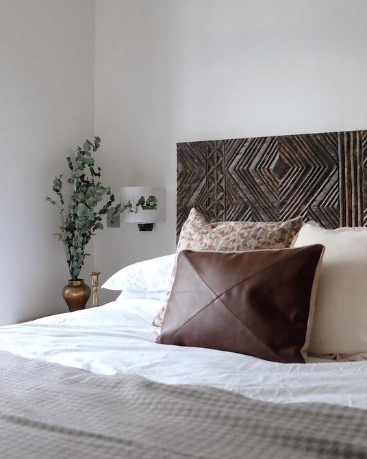 Функціональне узголів'я ліжка з полицями: зручне зберігання та стильний дизайн в одному.