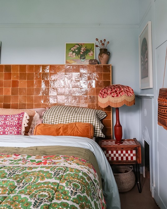 Оригінальне узголів'я ліжка: незвичайний дизайн, що привертає увагу та додає індивідуальності кімнаті.