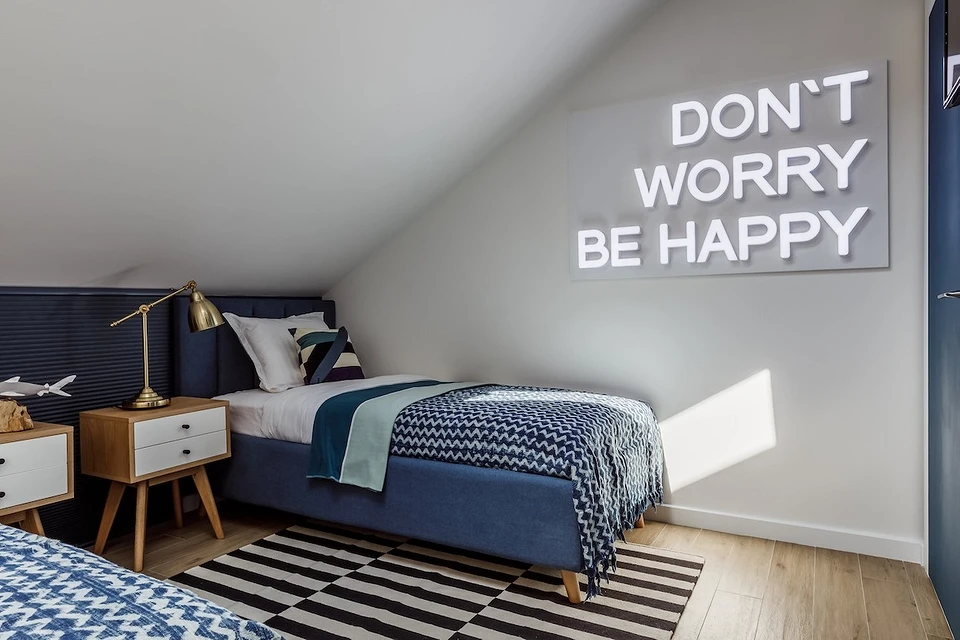 Нестандартне узголів'я ліжка з дерева в стилі рустик для оригінального дизайну спальні.