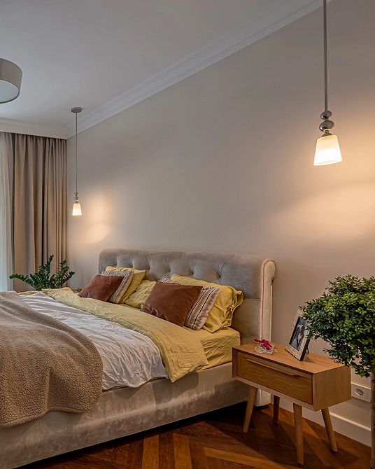 Тренди ліжок 2025: двоярусне ліжко для дитячої кімнати з робочою зоною.