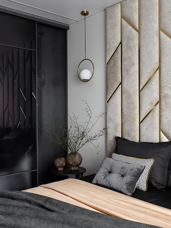 Тренди ліжок 2025: велике ліжко з м'якою оббивкою в світлих тонах.