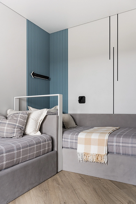 Ліжко 2025: сучасна спальня з акцентом на освітлення.