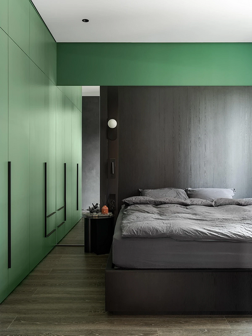 Ліжко в японському стилі 2025: низька платформа та мінімум декору в спальні.