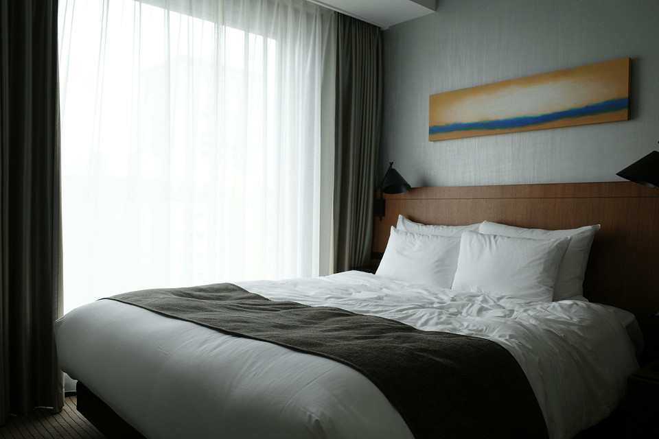 Трендовий дизайн спальні 2026: асиметрія, стильне ліжко та освітлення для затишної атмосфери.