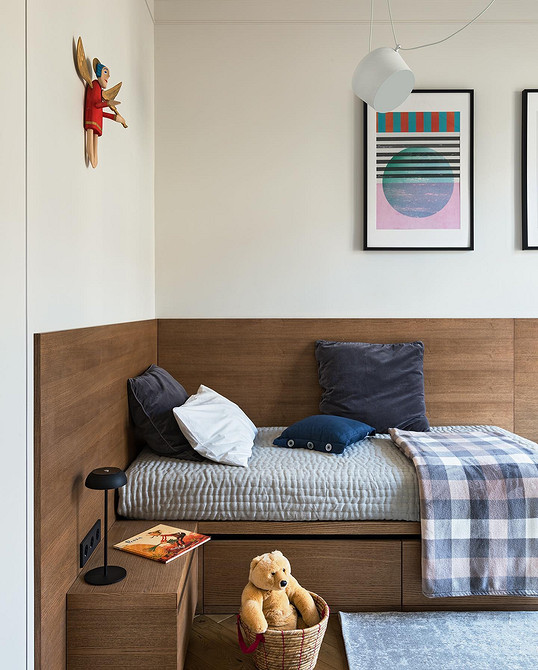 Елегантний дизайн спальні 2026 з великим м'яким ліжком та мінімалістичним декором.