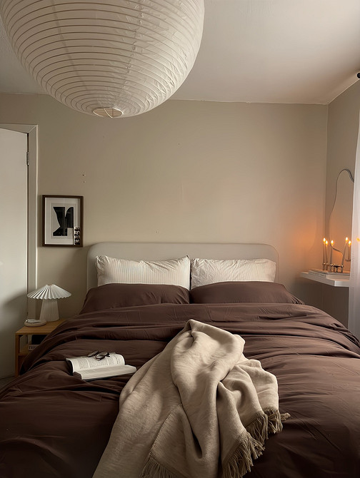 Сучасний дизайн спальні 2026: ліжко з м'якою панеллю та приліжкові тумбочки.