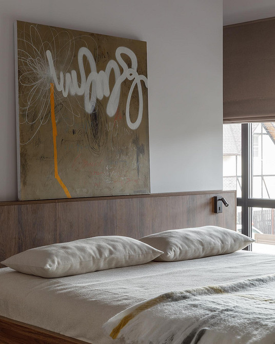 Сучасний дизайн спальні 2026 року з м'яким ліжком та акцентними подушками на ліжку.