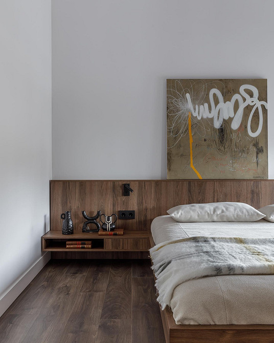 Трендовий дизайн 2026: спальня з м'яким ліжком та високою панеллю біля стіни.