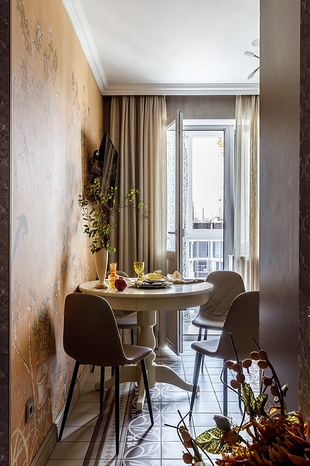 Круглий обідній стіл в класичному інтер'єрі: розкіш та елегантність для особливих випадків.