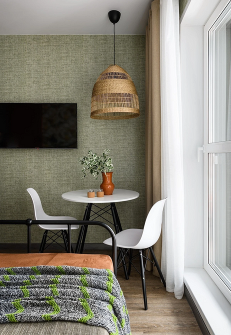 Круглий стіл в інтер'єрі вітальні з м'якими стільцями: затишок та гармонія