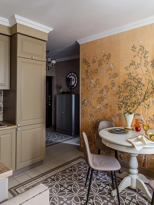 Яскравий круглий обідній стіл в поєднанні з контрастними стільцями: акцент в інтер'єрі.