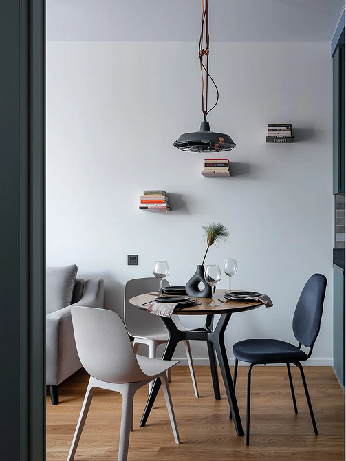 Великий круглий обідній стіл для великої родини: зручність та комфорт.