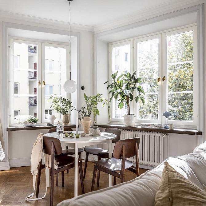 Затишна обідня зона з круглим столом у сучасній вітальні, дизайн інтер'єру