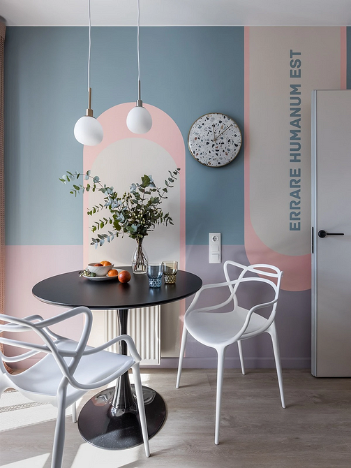 Дизайнерський круглий стіл в інтер'єрі кухні, що підкреслює індивідуальність та стиль.