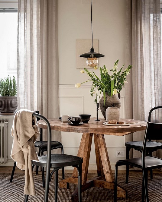 Круглий обідній стіл у скандинавському стилі: простота, функціональність та натуральні матеріали.