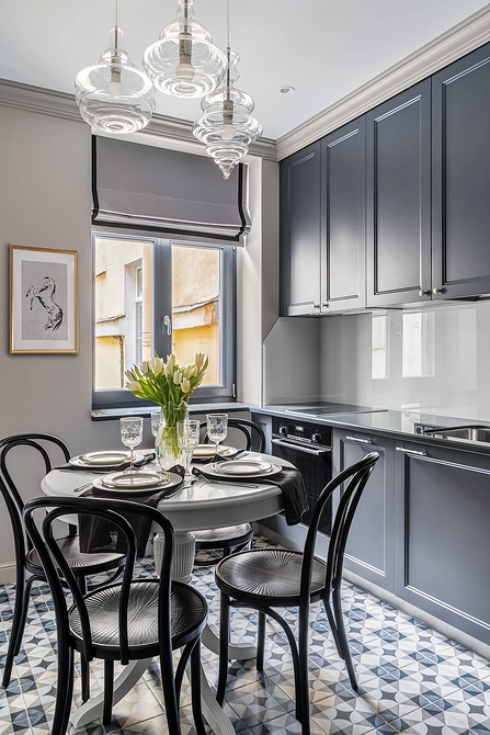 Круглий стіл в інтер'єрі кухні: затишна обідня зона з красивим дизайном