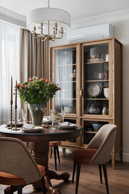 Круглий стіл у вітальні: поєднання стилю та функціональності в інтер'єрі.