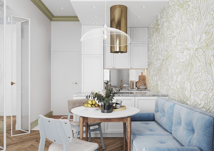 Класичний інтер'єр кухні з круглим столом та вишуканими деталями декору.