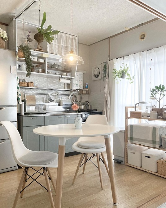 Простора кухня-вітальня з круглим обіднім столом, варіанти зонування