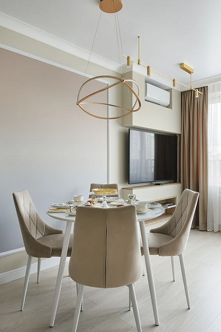 Вітальня з круглим столом: організація простору та створення затишку.