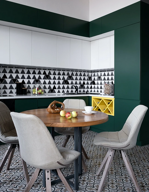 Круглий обідній стіл зі скляною стільницею: елегантність та візуальна легкість в інтер'єрі.