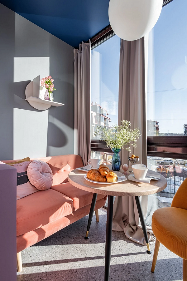 Елегантна вітальня з круглим обіднім столом та стильними стільцями, сучасний дизайн