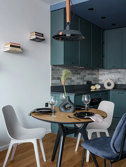 Круглий обідній стіл з МДФ: практичний та доступний вибір для кухні.