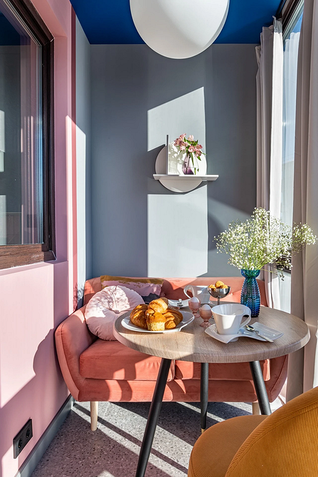 Маленька вітальня з круглим столом, оптимальне рішення для невеликих просторів